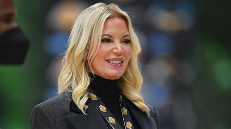 Jeanie Buss, joueuse des Lakers, montre sa chatte poilue et ses。